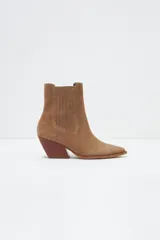 Bota tejana de cuero color tostado, con corte ajustado y tacón bajo, ideal para combinar con diferentes estilos.