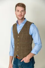 Chaleco de tweed marrón con diseño a cuadros, cierre frontal con botones dorados y dos bolsillos delanteros.