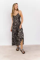 Vestido largo de satén color gris oscuro, con breteles finos y escote en V.