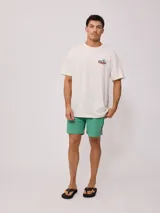 Remera color crema de algodón con estampado en la espalda de un tiburón con gafas de sol, palmeras y texto "Easy life in the City of Palm Rusty 1985".