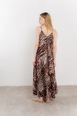Vestido largo con estampado animal print en tonos tierra y negro, breteles finos y corte amplio.