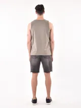 Musculosa color verde militar con estampado de palmeras en blanco y negro.
