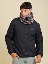 Cuello multifuncional de polar estampado con motivos geométricos en tonos negro, rosa, azul y blanco.