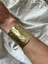Brazalete de metal con acabado martillado, de 6 cm de alto, apto para brazo o antebrazo.