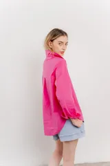 Camisa celeste de algodón con corte clásico, manga larga y bolsillo en el pecho.