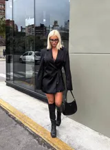 Minivestido negro con corte tipo blazer, escote en pico y lazo lateral.