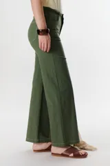 Pantalón de jean blanco de lino strech, corte recto y tiro alto.