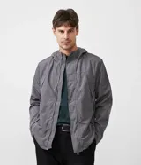Campera gris de poliéster con capucha, cierre frontal con cremallera y botones a presión.