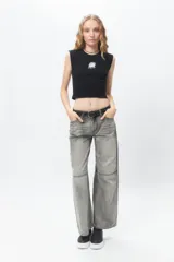 Top blanco de algodón sin mangas, corte cropped y estampado de frutilla con la inscripción "Berry cute".