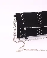 Bandolera negra de cuero con tachas plateadas y correa de cadena metálica desmontable.