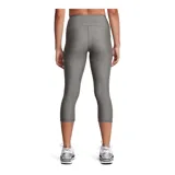 Calza capri Under Armour HeatGear color gris, de tiro alto y calce ajustado. Cuenta con bolsillo lateral y logo estampado en la pierna.