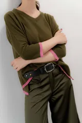 Pantalón ancho de satén de poliéster con spandex, tiro medio y cortes diagonales en las piernas.