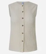Blusa femenina de corte regular confeccionada en tejido de anarruga texturizado color beige. Presenta cuello redondo, diseño sin mangas y cierre frontal con botones.
