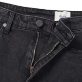 Pantalón de jean negro de corte recto, con cinco bolsillos y calce amplio en muslo y rodilla.