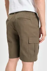 Bermuda cargo rústica color kaki, con bolsillos laterales y traseros con solapa.