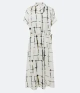 Vestido midi de viscosa color blanco con estampado de bloques negros, corte evasé, mangas cortas, cuello camisero, lazo en la cintura y cierre frontal con botones.