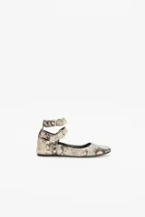 Balerinas bajas de cuero con estampado de reptil, doble tira de ajuste en los tobillos con remaches de níquel y suela de goma acolchada.