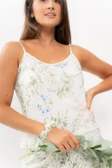 Pijama de seda estampada, compuesto por musculosa con escote en V y espalda recta, y short con elástico en la cintura. Puede incluir detalle de puntilla en el escote.