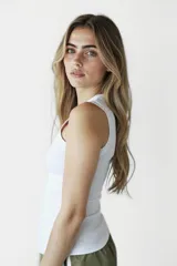 Musculosa blanca de algodón con cuello redondo y corte ajustado.