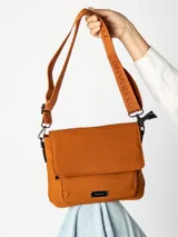 Bandolera color ladrillo con correa regulable con el logo de la marca. Tiene tapa con broche imán, cierre reforzado y logo de la marca en una etiqueta metálica.