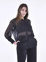 Camisa negra traslúcida de manga larga con rayas verticales finas plateadas.