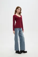 Remera manga larga de viscosa color blanco, ajustada al cuerpo y con cuello en V.