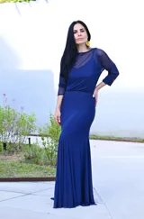 Vestido largo azul con corte sirena, escote redondo y mangas 3/4 de tul.