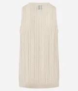 Musculosa de algodón color crema con cuello redondo y textura calada tipo ganchillo en franjas verticales.