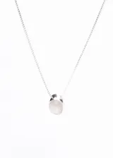 Collar de plata 925 con cadena tipo caja y un dije colgante de cuarzo rosa pulido de forma ovalada.