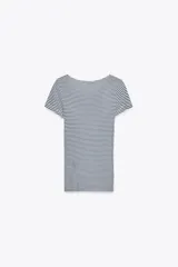 Camiseta de algodón a rayas horizontales azules y blancas, de corte ajustado, cuello barco y manga corta.