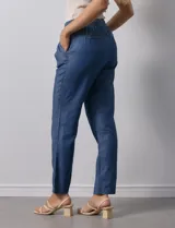 Pantalón celeste liso, marca Dash. Pretina elastizada, bolsillos delanteros y bolsillos traseros simulados.