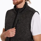 Chaleco de polar color gris jaspeado con cierre frontal, cuello alto, bolsillo en el pecho con cierre y bolsillos laterales con interior de polar.