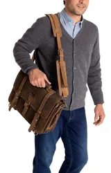 Cardigan color camel de cashmere 100% natural, con cuello en V y cierre frontal con botones.
