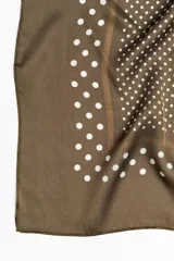 Pañuelo cuadrado color marrón con estampado de lunares blancos de diferentes tamaños.