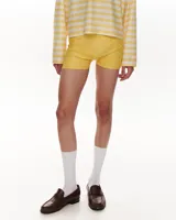 Microshort de lycra amarillo, corte ajustado y tiro medio.