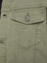 Chaqueta de denim color verde oliva, marca Jack & Jones, con cuello clásico, cierre frontal abotonado, bolsillos en el pecho con solapa y puños abotonados.