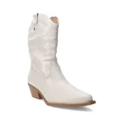 Botas de caña media color blanco hueso, estilo tejano, con detalles de costuras decorativas en la caña y la punta. Tienen un tacón bajo de madera y punta cuadrada.
