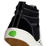Championes de skate de caña alta, color negro con logo blanco y suela blanca.