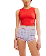 Top deportivo corto color rojo, de compresión, estilo musculosa, con cuello redondo y tejido acanalado.
