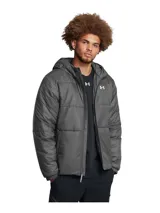 Campera aislante negra con capucha y logo de Under Armour en el pecho.