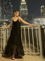Vestido largo negro de solera con breteles finos regulables.