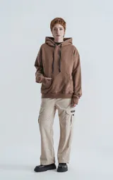 Hoodie color marrón confeccionado en frisa premium con capucha ajustable y puños elastizados.