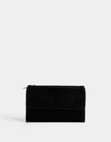 Billetera negra de cuerina con formato fichero y solapa bordada. Cuenta con sistema de apertura con broche a presión y compartimentos para tarjetas y billetes.