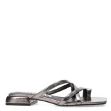 Sandalias bajas plateadas con tiras cruzadas y detalle de hebilla.