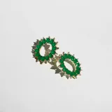 Aros dorados con diseño de lágrimas verdes, elaborados en acero con acabado en oro 18k y cristales de zirconia cúbica.