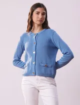 Cardigan tejido celeste, marca Ninety. Escote a la base y abertura central con botones dorados. Delantera con bolsillos simulados.