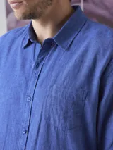 Camisa azul marino de lino y algodón, de manga larga con cuello clásico y bolsillo en el pecho.