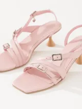 Sandalia dorada de cuero vacuno flor con taco medio y tiras finas con hebillas.