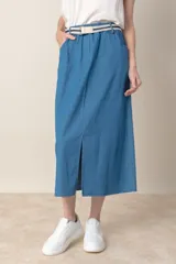 Pollera midi de jean azul, corte recto con tajo frontal, cintura elastizada con cinto y bolsillos laterales.