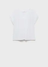 Camiseta gris con cuello en V, manga corta y detalle de tachuelas en los hombros.